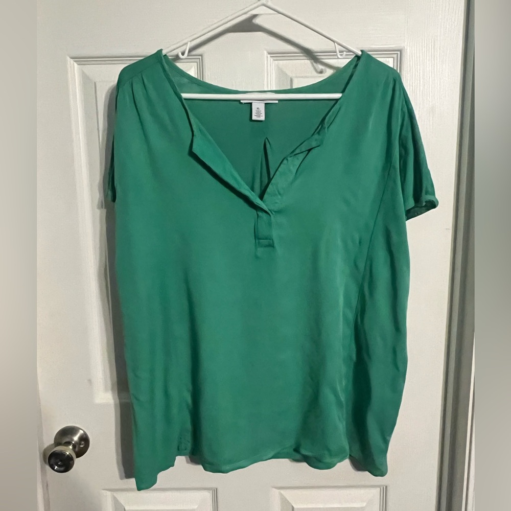 Nine West women’s green v neck top.  XL